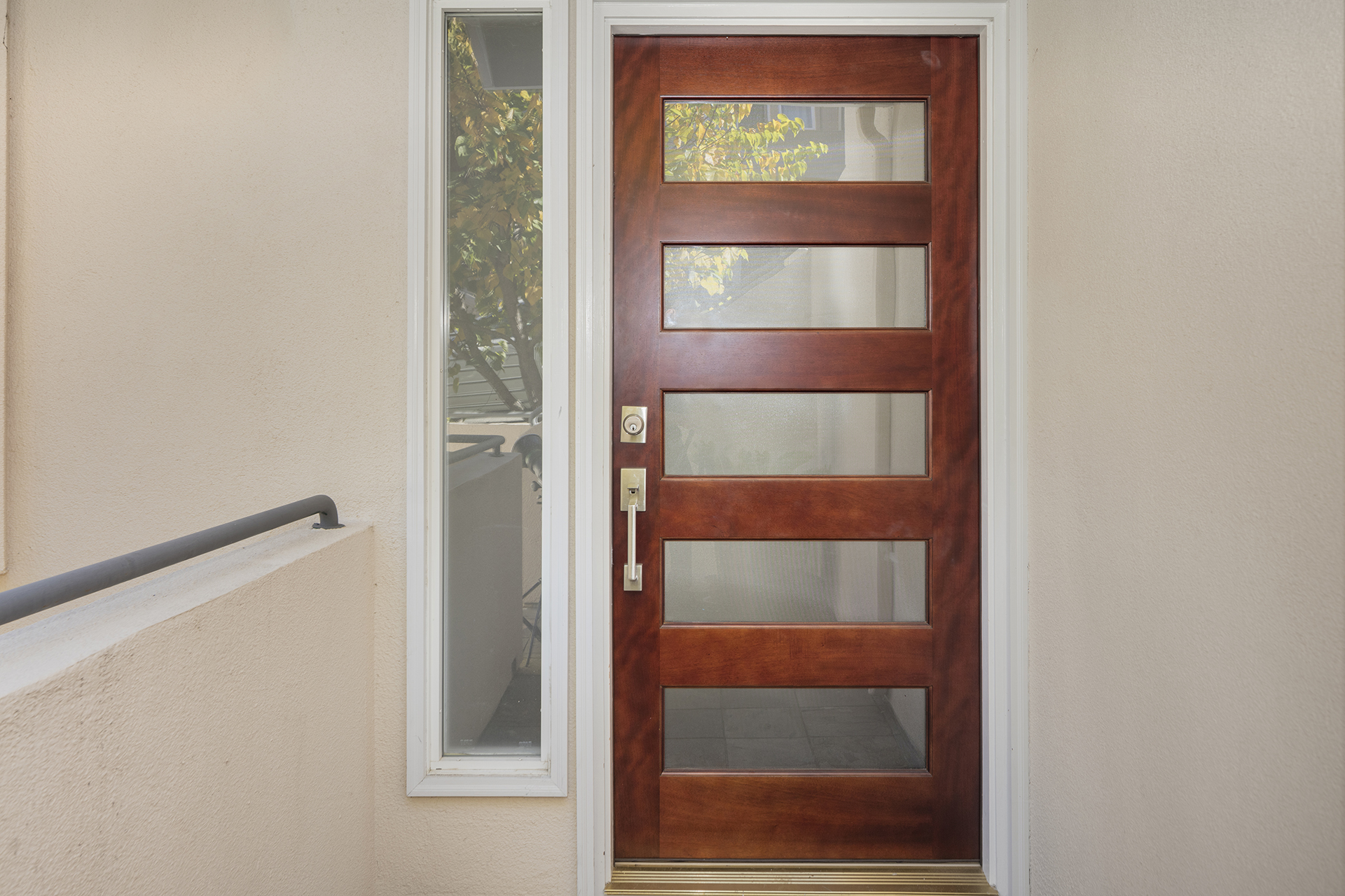 Ventajas de instalar puertas con vidrio en tu hogar