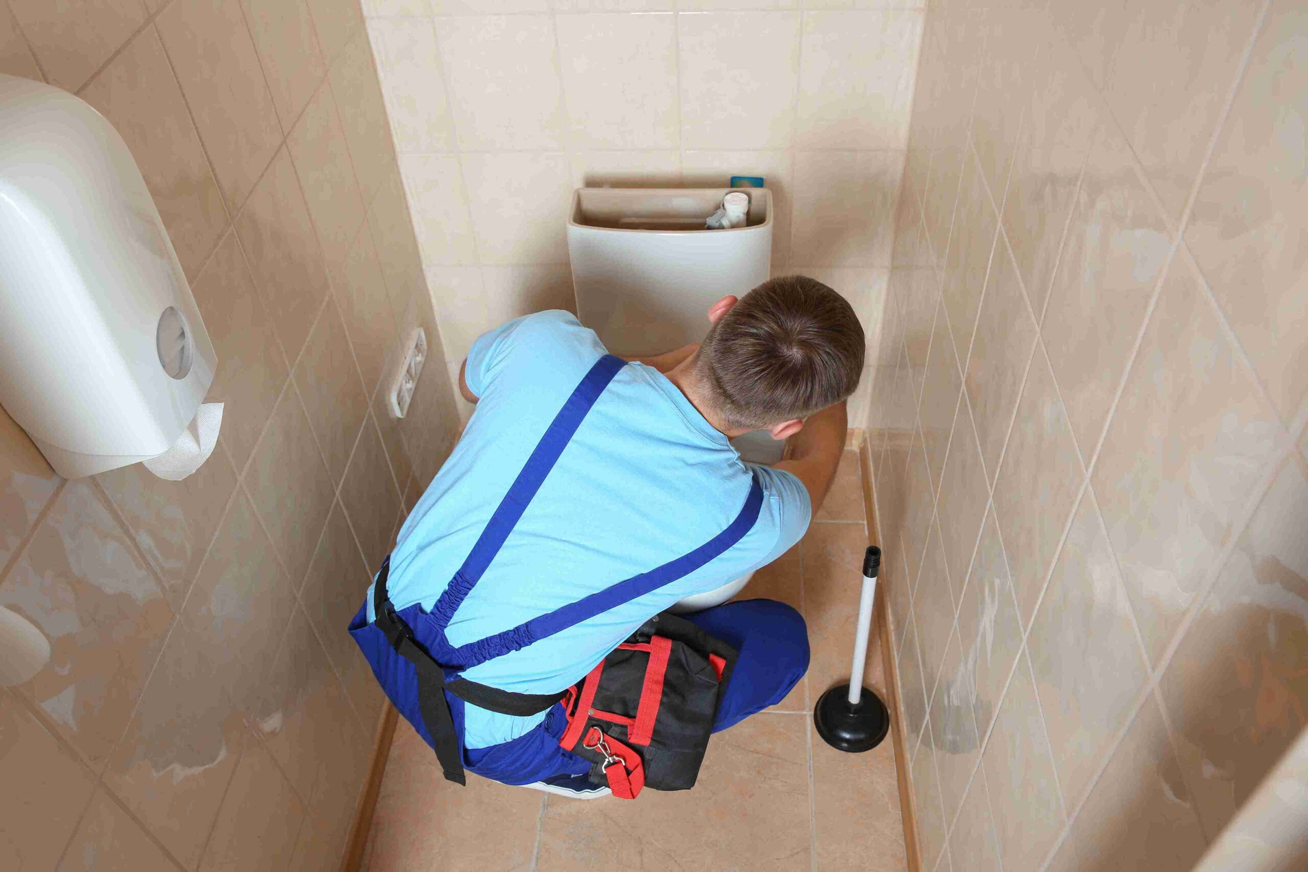 Instalación de WC: Todo lo que necesitas saber antes de comenzar La instalación de WC es una tarea clave en cualquier proyecto de remodelación de baño. Elegir el modelo adecuado, instalarlo correctamente y evitar errores comunes puede marcar la diferencia entre un baño funcional y uno con problemas recurrentes. En este post, aprenderás sobre los diferentes tipos de WC, los pasos para la instalación de un WC, consejos útiles y los beneficios de optar por modelos de bajo consumo de agua. Si estás buscando materiales de calidad para tu proyecto, visita nuestra tienda online y consigue todo lo que necesitas para renovar tu baño! Tipos de WC: ¿Cuál es el mejor para tu baño? Al momento de elegir un WC, es fundamental considerar tanto el espacio disponible como el diseño general de tu baño. Te explicamos las opciones disponibles en Construmart: Toilet tradicional: Este modelo consta de dos piezas separadas: el tanque y la taza. Son una opción clásica, funcional y fácil de mantener. Además, suelen ser más accesibles económicamente y permiten una instalación sencilla. One Piece: A diferencia del toilet tradicional, este modelo está diseñado en una sola pieza, lo que facilita la limpieza y reduce las filtraciones entre el tanque y la taza. Su diseño compacto y moderno los hace ideales para baños con espacio reducido o para quienes buscan un estilo más elegante y minimalista. Elegir el WC adecuado depende de tus necesidades específicas, el estilo de tu baño y tu presupuesto. Puedes explorar las opciones disponibles en nuestra tienda online. Pasos para la instalación de un WC Realizar correctamente la instalación de un WC no solo garantiza un funcionamiento eficiente, sino que también previene problemas futuros. Te explicamos el paso a paso detallado: Preparación del área: Cierra la llave de paso para cortar el suministro de agua. Luego retira el WC antiguo aflojando los pernos de la brida y desinstalando la conexión de agua. Limpia el área y verifica que el desagüe esté libre de obstrucciones. Instalación de la brida y el anillo de cera: Coloca una nueva brida en el desagüe del suelo, fijándola firmemente con tornillos. Luego, coloca el anillo de cera en la base del nuevo WC para crear un sellado hermético. Posicionamiento del WC: Coloca el WC sobre la brida alineando los tornillos con los agujeros de la base. Presiona ligeramente para que el anillo de cera selle correctamente. Asegúrate de que el WC esté nivelado antes de fijarlo. Fijación del tanque: En modelos de dos piezas, instala el tanque encima de la base, asegurándote de apretar los tornillos sin excederte para evitar daños. Conexión del suministro de agua: Conecta la manguera de agua al WC y abre la llave de paso. Verifica que no haya fugas en las conexiones. Sellado final: Aplica una capa de silicona alrededor de la base del WC para sellar completamente y evitar filtraciones. Consejos para instalar un WC Aunque la instalación puede parecer fácil, seguir algunos consejos prácticos puede hacer la diferencia: Utiliza las herramientas adecuadas: Un nivel, una llave inglesa y un destornillador son indispensables para garantizar una instalación precisa. En Construmart tenemos todas las herramientas que necesitas para llevar a cabo tu proyecto con éxito. Lee las instrucciones del fabricante: Cada modelo puede tener requisitos específicos. Dedica tiempo a entenderlos antes de comenzar. Trabaja con calma y paciencia: No apresures el proceso. Verifica cada paso para asegurarte de que todo quede bien ajustado y nivelado. Considera ayuda profesional: Si no estás seguro de poder hacerlo tú mismo, contratar a un especialista puede ahorrarte tiempo y posibles problemas futuros. Errores comunes al instalar un WC y cómo evitarlos Evitar errores durante la instalación es importante para asegurar un buen resultado. Estos son algunos de los más comunes y cómo solucionarlos: No nivelar el WC: Esto puede causar inestabilidad y problemas de filtración. Usa un nivel para asegurarte de que el WC esté completamente recto antes de fijarlo. Sellado deficiente del anillo de cera: Si el anillo no está correctamente colocado, puede haber fugas de agua y malos olores. Asegúrate de presionar el WC lo suficiente para un sellado hermético. Conexiones flojas: Las uniones de las tuberías de agua deben estar bien ajustadas para evitar goteos. Verifica dos veces todas las conexiones antes de finalizar. Beneficios de instalar un WC de bajo consumo de agua Optar por un WC de bajo consumo tiene ventajas tanto económicas como ecológicas: Reducción en el consumo de agua: Estos modelos utilizan menos agua por descarga, lo que se traduce en un ahorro significativo en tus facturas mensuales. Contribución al medio ambiente: Al reducir el consumo de agua, ayudas a conservar un recurso vital y a minimizar tu huella hídrica. Mayor eficiencia: A pesar de usar menos agua, los WC de bajo consumo están diseñados para garantizar un rendimiento óptimo, evitando obstrucciones y problemas comunes. La instalación de WC es una tarea fundamental en cualquier proyecto de remodelación. Desde elegir el modelo adecuado hasta seguir los pasos correctos, cada detalle cuenta para lograr un resultado eficiente y duradero. Si estás buscando los mejores productos y accesorios para tu baño, visita nuestra tienda online y encuentra todo lo que necesitas para renovar tu baño.